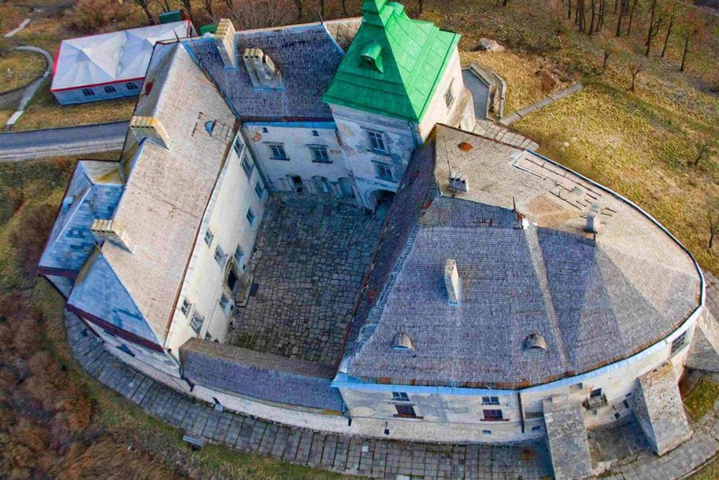 Вид згори на Олеський замок