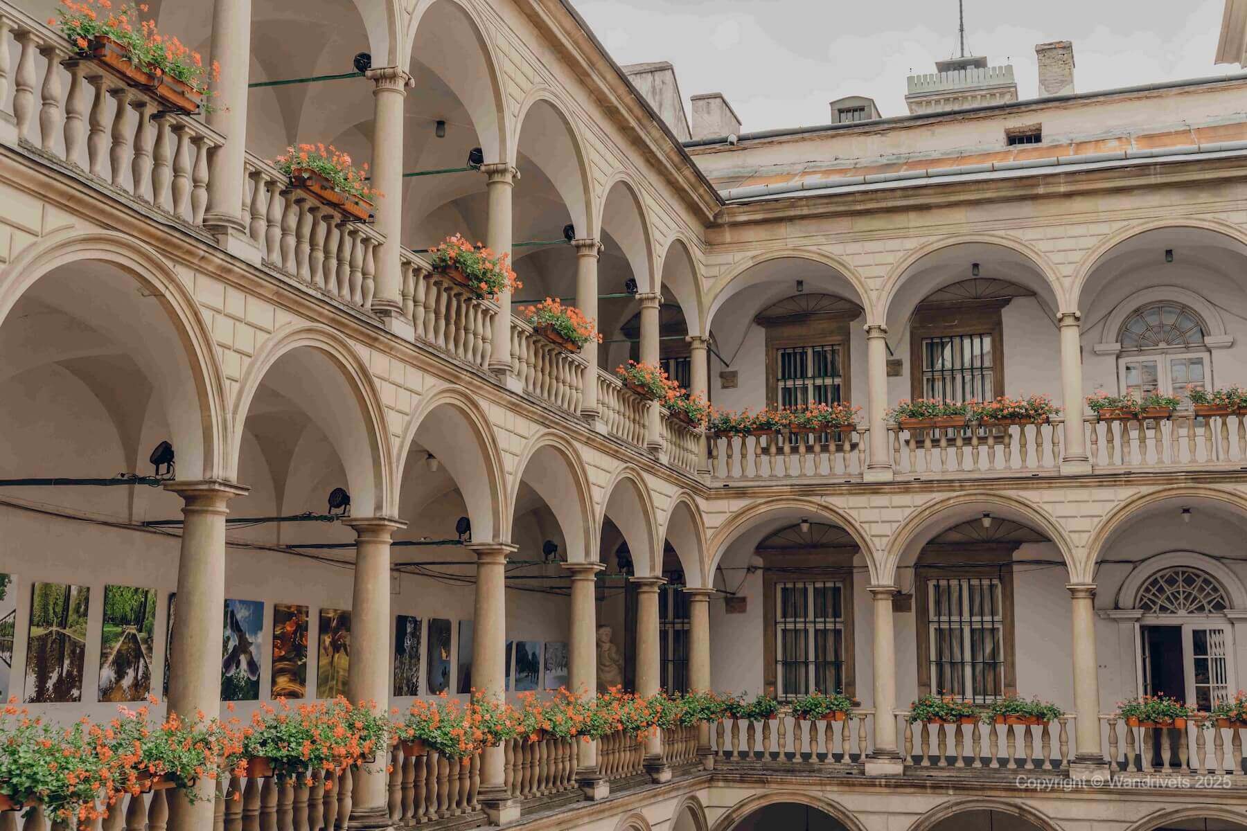 Італійський дворик площа Ринок