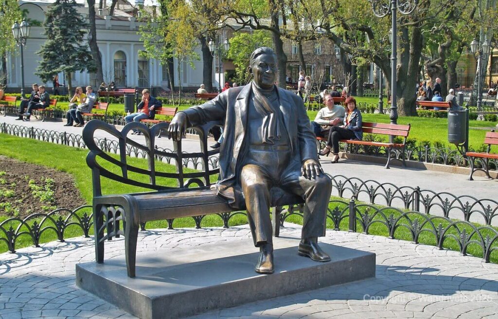 Пам'ятник Утьосову, Дерибасівська