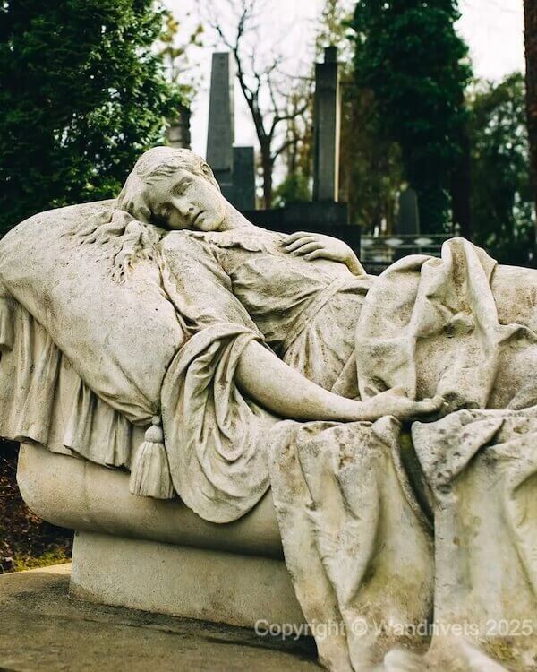 Статуя на Личаківському цвинтарі