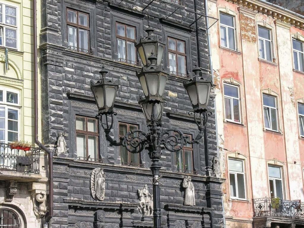 Чорний будинок  площа Ринок