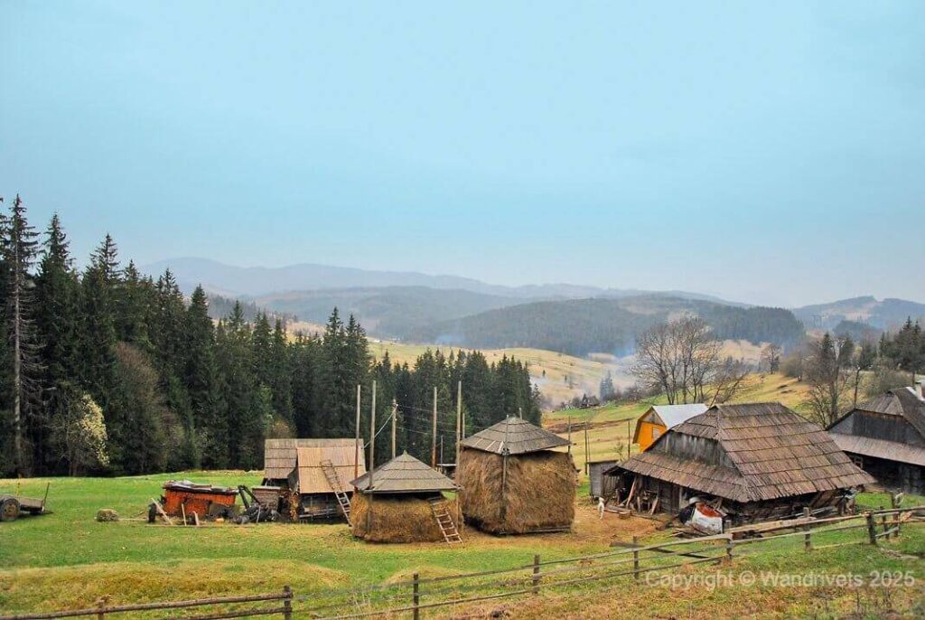 Традиційні хати у Велятині, Закарпаття, на тлі пагорбів