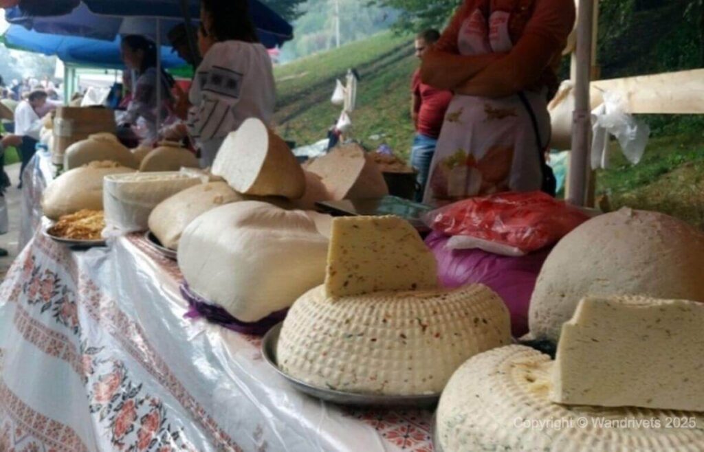 Приготування бринзи на фестивалі в Рахові, Закарпаття.