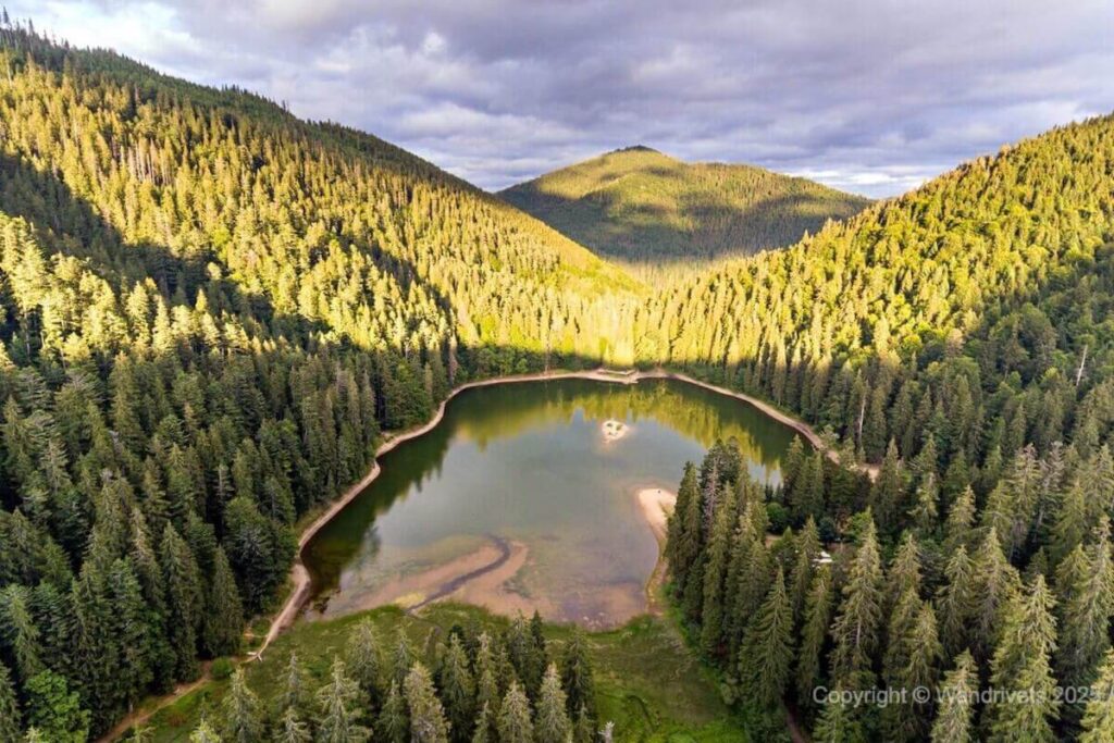 Панорама озера Синевир в Карпатах на Закарпатті