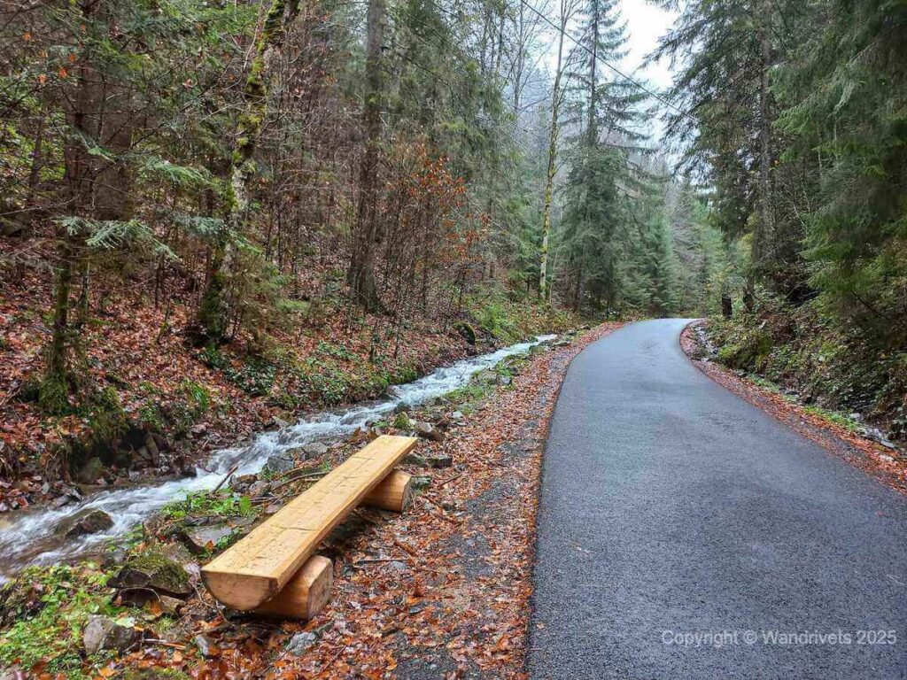 Велосипедний маршрут в Карпатах на озері Синевир