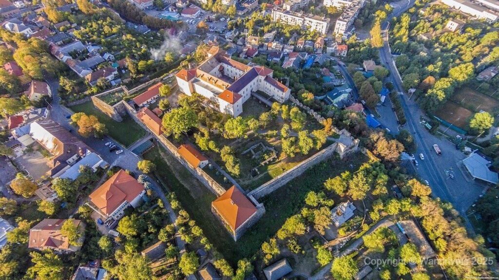Ужгородський замок із висоти, що відображає історію Закарпаття