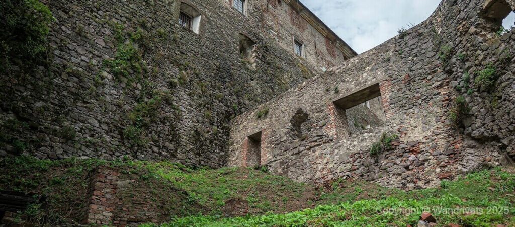 Зовнішні стіни, замок Паланок Мукачево 2025