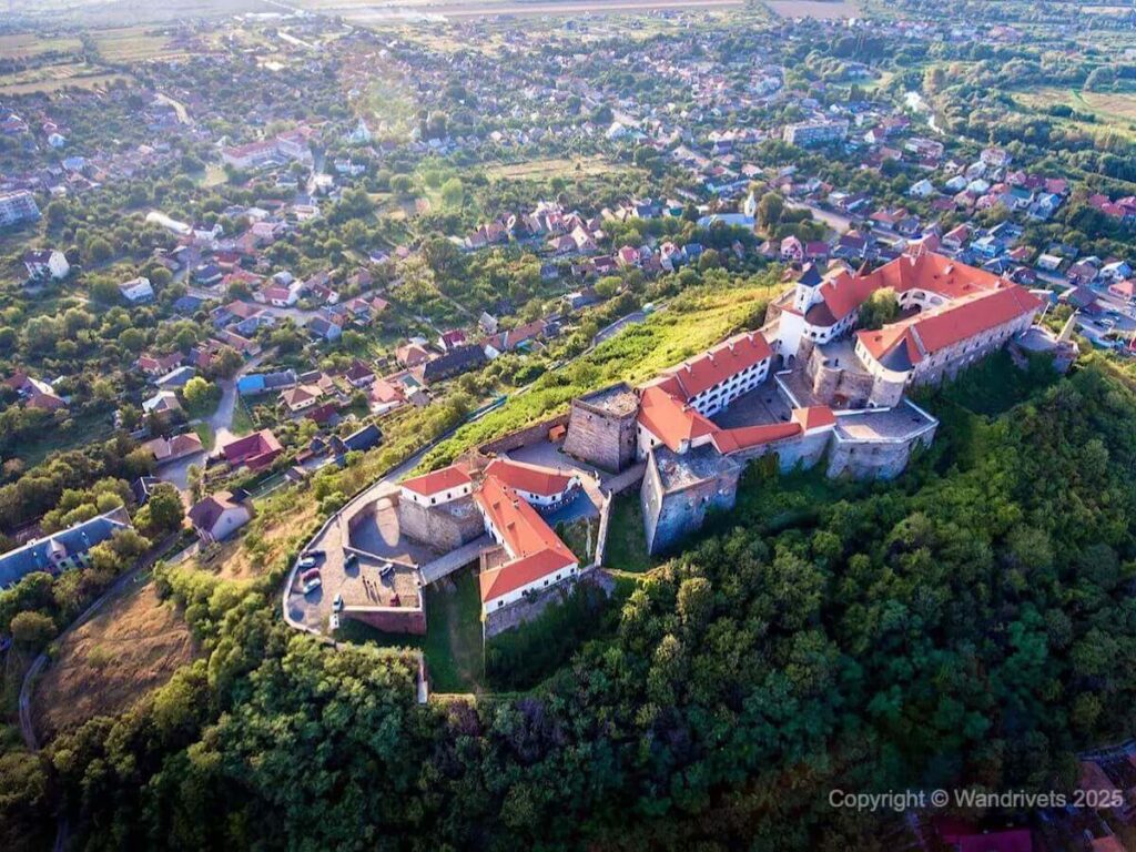 Ужгородський замок, оточений осіннім парком із барвистими деревами
